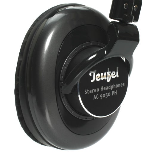 Close-up of Teufel AC 9050 PH Stereo Headphones.