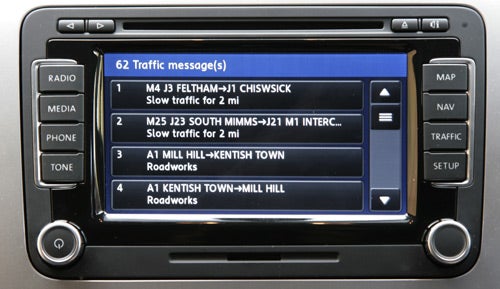 Volkswagen Scirocco infotainment system displaying traffic messages.