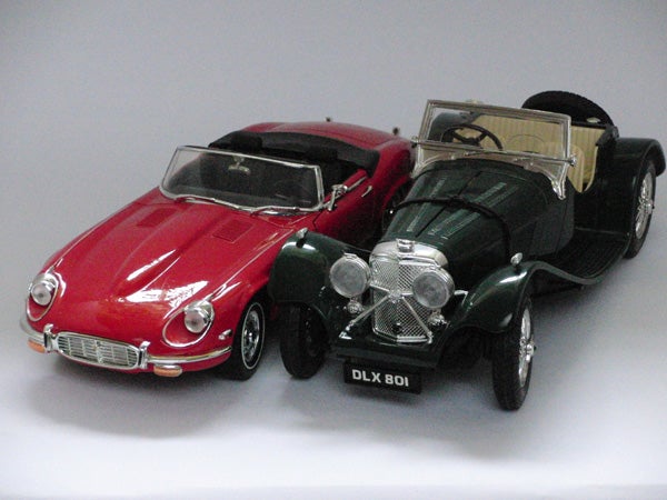 Two model cars photographed by Casio Exilim EX-FC100.