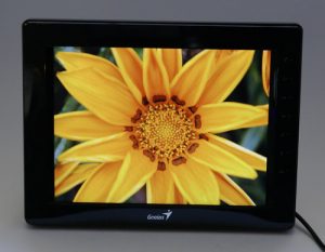 Genius DPF-T805 Digital Photo Frame displaying a yellow flower.