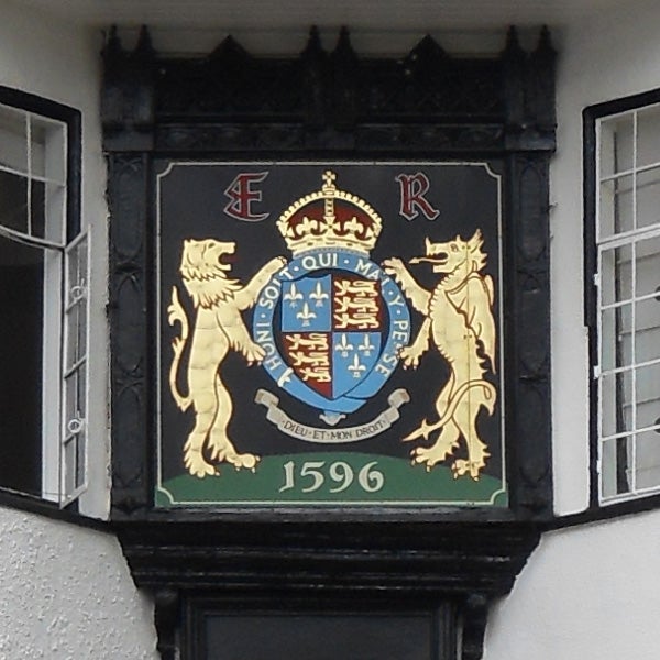 Coat of arms with lions and a date of 1596 on a building.
