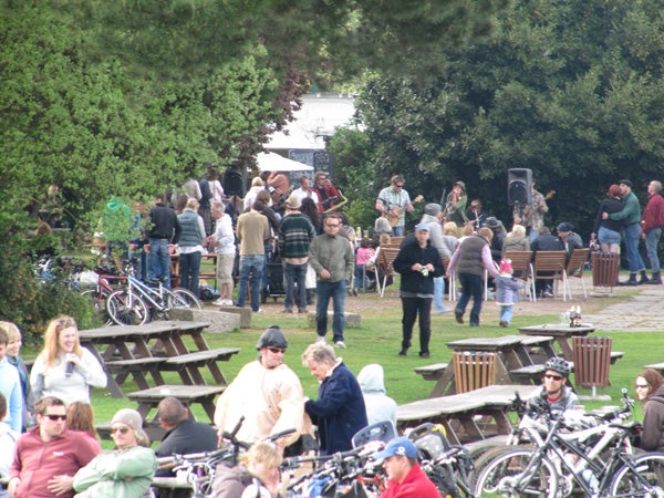 Photo of a crowded park taken with Canon PowerShot SX200 IS.
