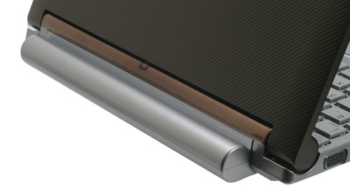 Close-up of Toshiba NB200-10Z netbook's hinge and battery design.