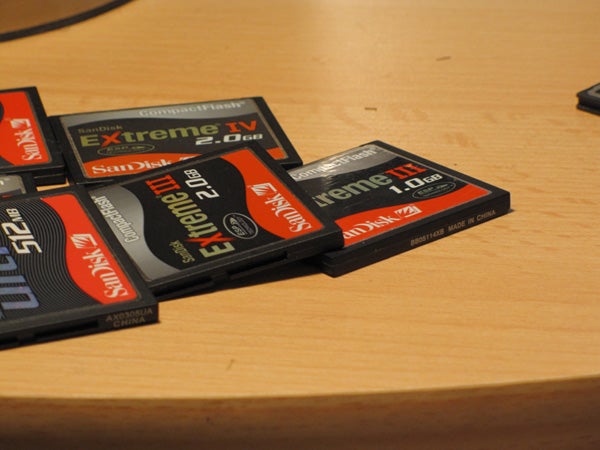 SanDisk Extreme IV memory cards on a wooden table.