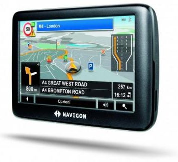 Navigon 3310 max GPS device displaying London map.