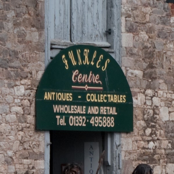 Sign for Buntles Centre offering antiques and collectables