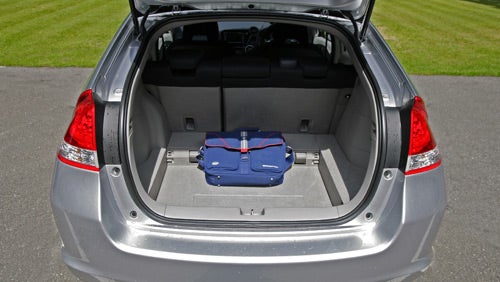Honda Insight 1.3 ES-T Hybrid trunk space with a single suitcase.