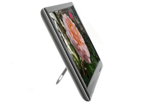 LG Flatron W2230S 22-inch monitor displaying flower image.