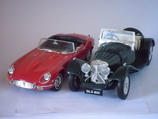 Photo of two model cars taken with Olympus FE-5020.