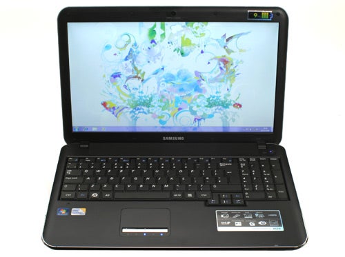 Samsung X520 laptop with colorful screen wallpaper displayed
