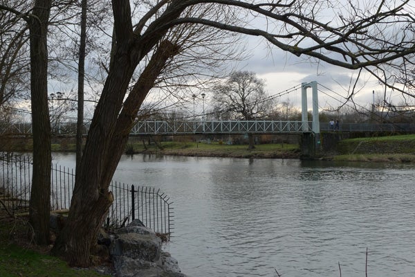 Photograph taken with Leica D-Lux 4 showing a bridge over a river.