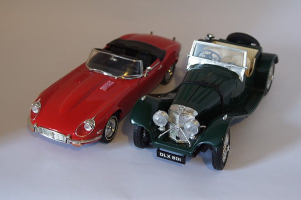 Photo sample from Sony Alpha A500 showing two model cars