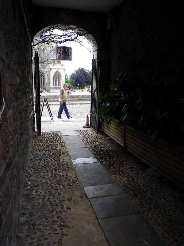 Photograph of an archway leading to a courtyard taken with Pentax Optio I-10.