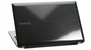 Samsung Q530 laptop with logo on black cover.