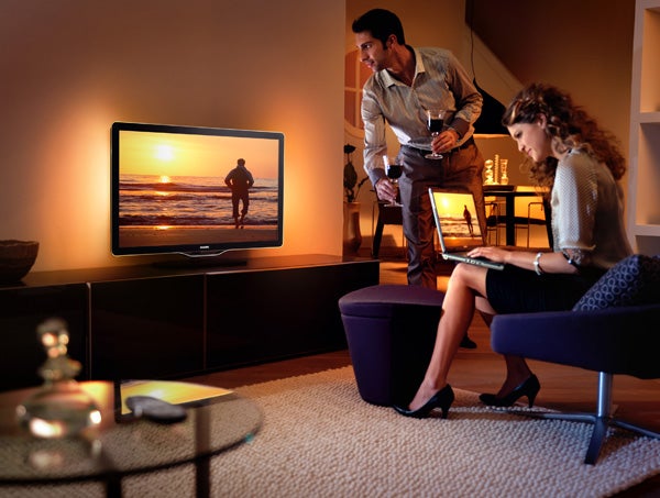 Philips 40PFL8605H TV displaying sunset scene in a living room.