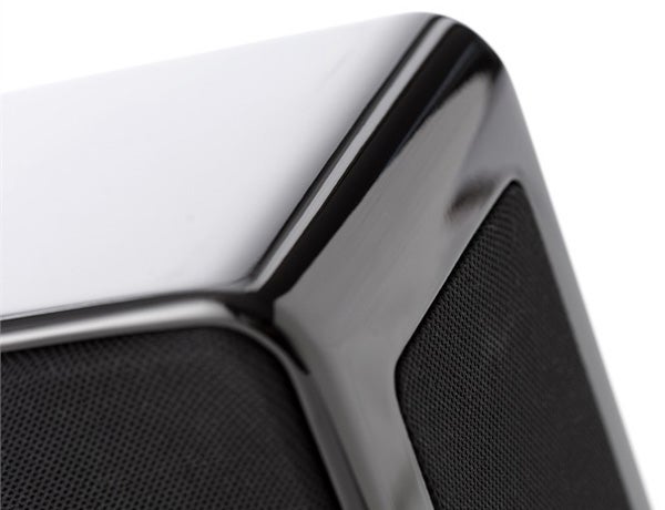 Close-up of Jamo D500 speaker corner design details
