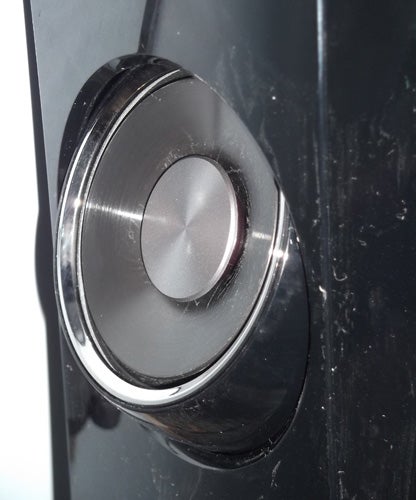 Close-up of Samsung HT-D6750W speaker volume control knob.