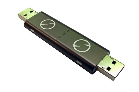 iTwins USB device with two connected flash drives.