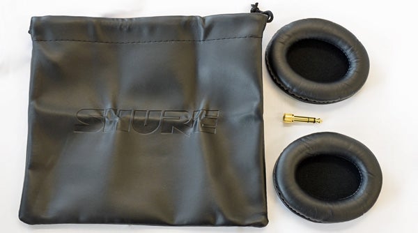 SRH840 accessoriesShure SRH840 headphones carrying pouch and accessories.