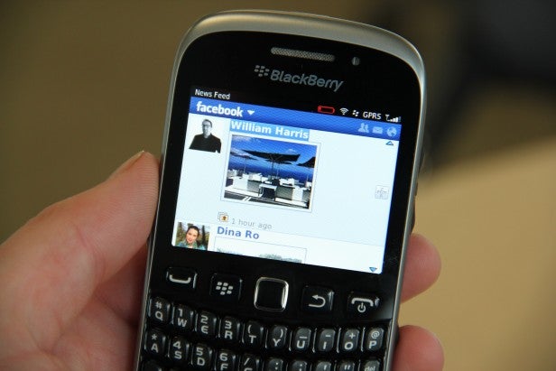 BlackBerry Curve 9320 Facebook