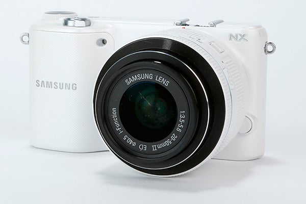 White Samsung NX2000 camera with lens on white background.