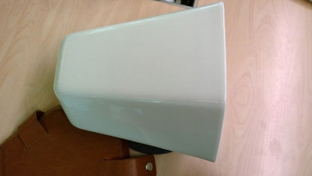 White Unmonday 4.3L wireless speaker on wooden table.Unmonday 4.3L hexagonal wireless speaker on desk.Unmonday 4.3L ceramic speaker on wooden table next to bag.