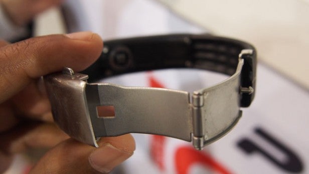 Person holding the clasp of a Polar Loop activity trackerHand holding opened clasp of a Polar Loop activity tracker.
