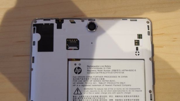 Inside view of HP Slate 7 Voicetab showing battery and components.HP Slate 7 Voicetab tablet with back cover removed
