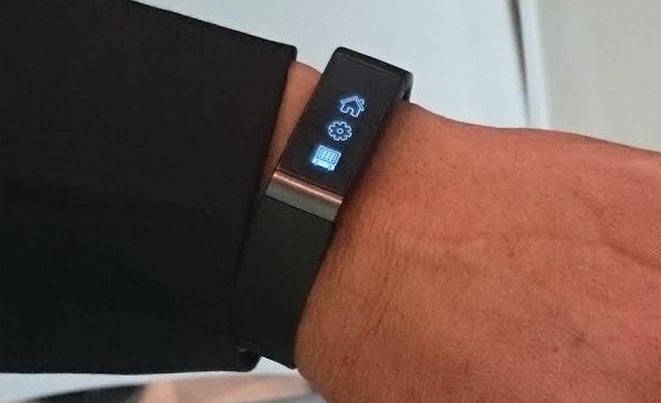 Acer Liquid Leap smartband on person's wrist displaying screen.
