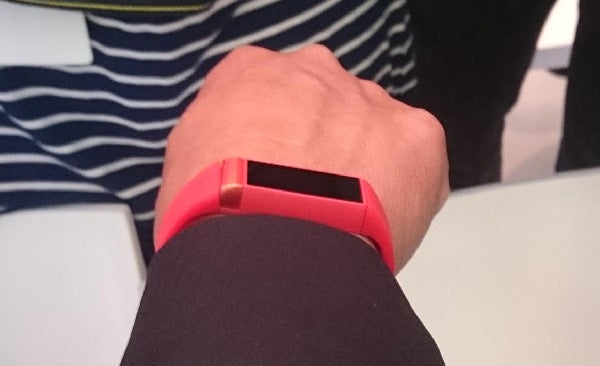 Person wearing Acer Liquid Leap smartband on wrist.