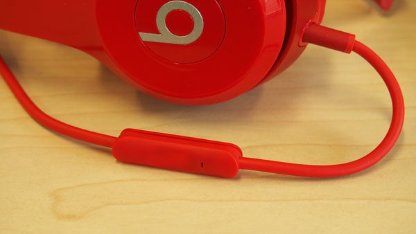 Hand holding red Beats Solo 2 headphones against white background.Close-up of red Beats Solo 2 headphones with cable and remote.Beats Solo 2 headphones in various colors displayed in a row.