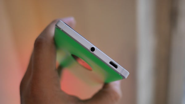 Close-up of Nokia Lumia 830 top edge in hand.