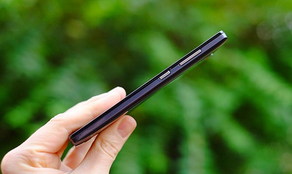 Side profile of a Honor 3C smartphone held in a hand