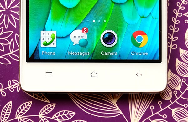 Oppo R5 smartphone displaying apps on patterned background.