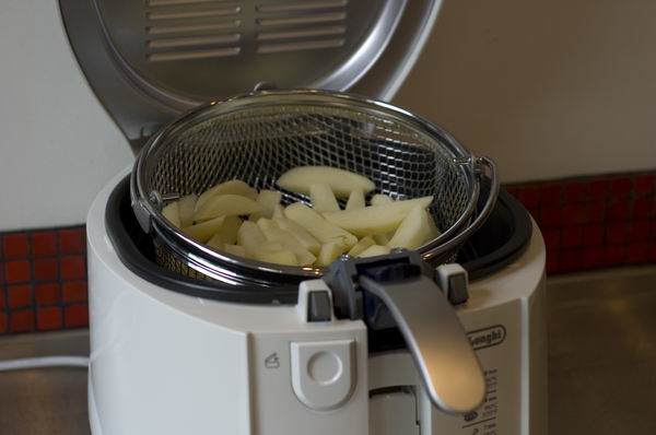 DeLonghi RotoFry F28311 deep fryer with potato slices.