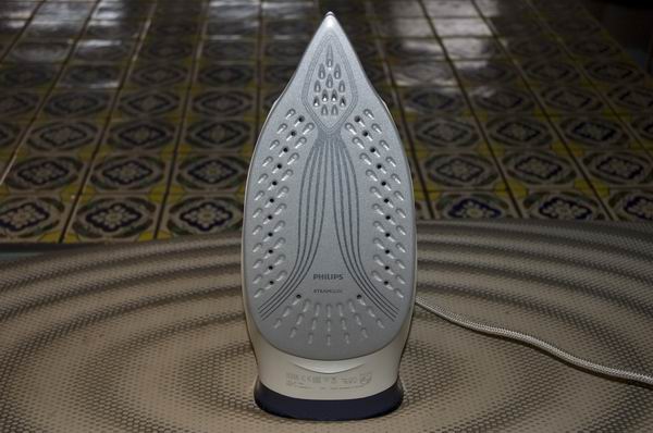 Philips Azur Performer iron on a patterned surface.