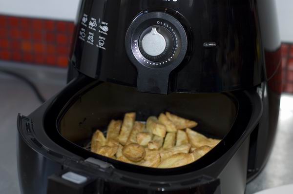 Philips Viva Airfryer HD9220 with fries inside.