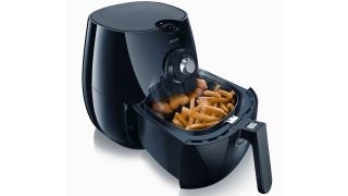 Philips Viva Airfryer HD9220 with fries and chicken wings.
