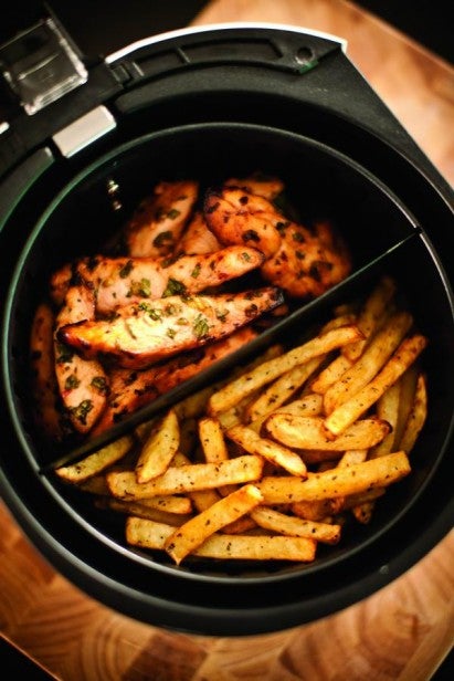 Russell Hobbs Purifry 20810 with cooked chicken and fries.