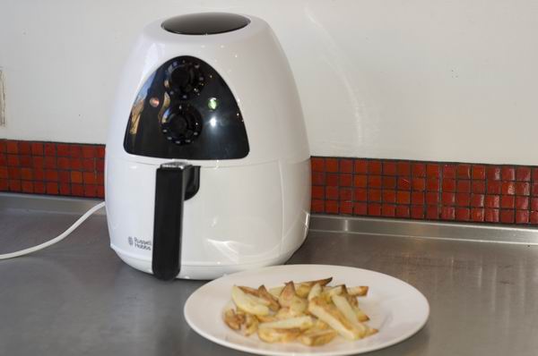 Russell Hobbs Purifry 20810 with cooked fries on plate.