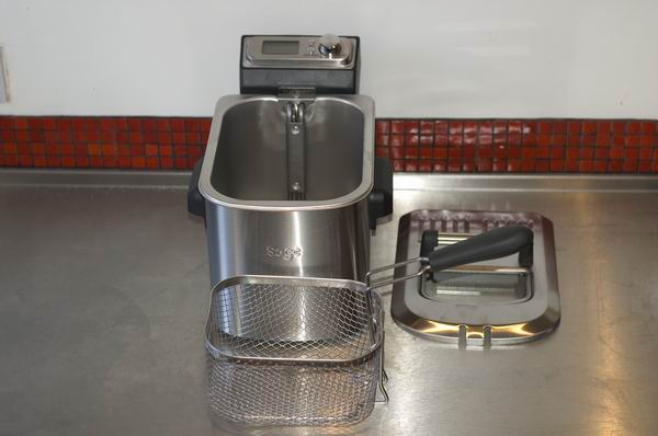 Sage Smart Fryer BDF500UK with open lid on kitchen counter.