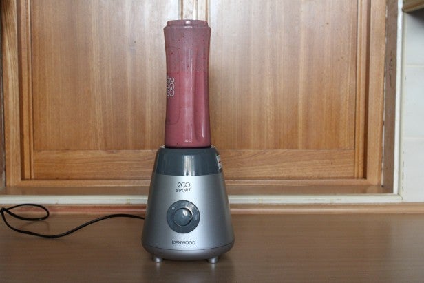 Kenwood SMP060 Sport 2Go blender with smoothie on kitchen counter.