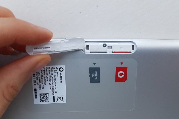Vodafone Tabl Prime 7Hand inserting SIM card into Vodafone Tab Prime 7.