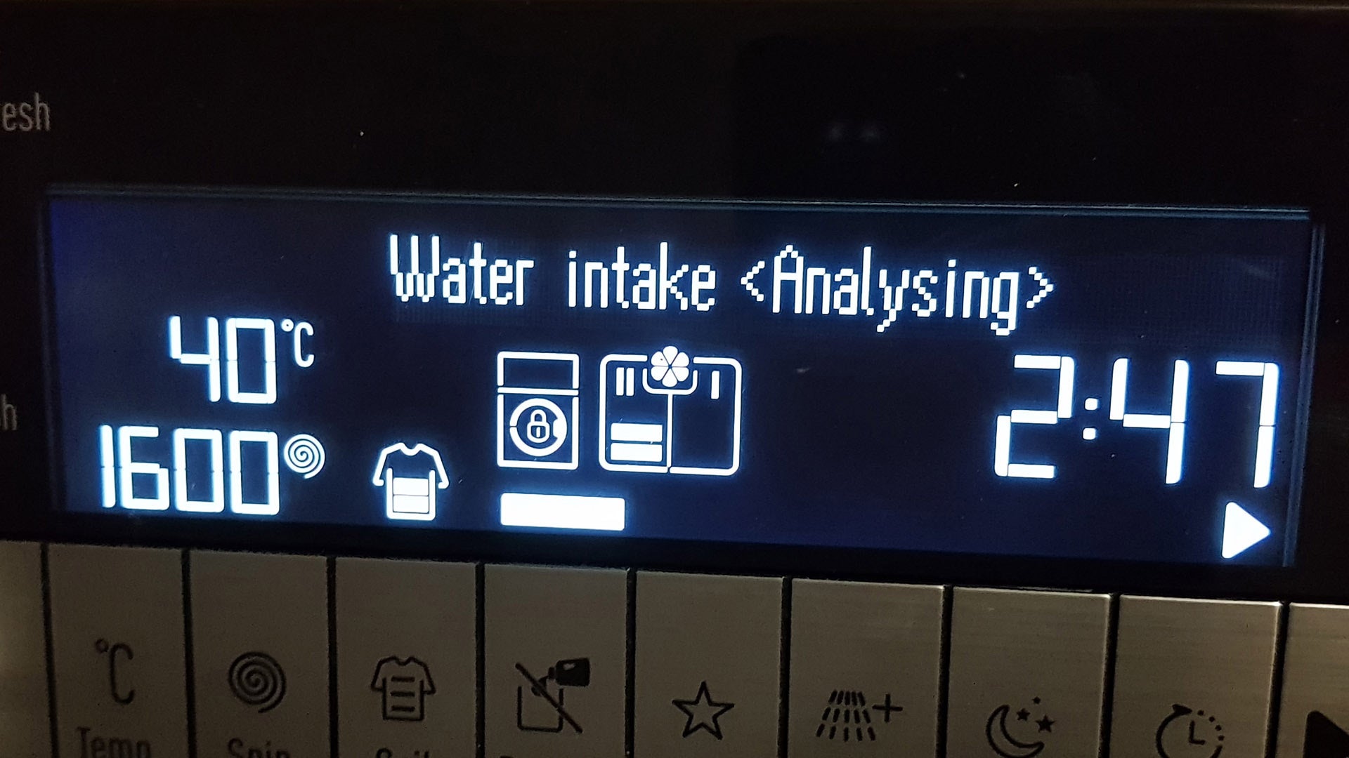 Grundig washing machine display showing water intake analysis.