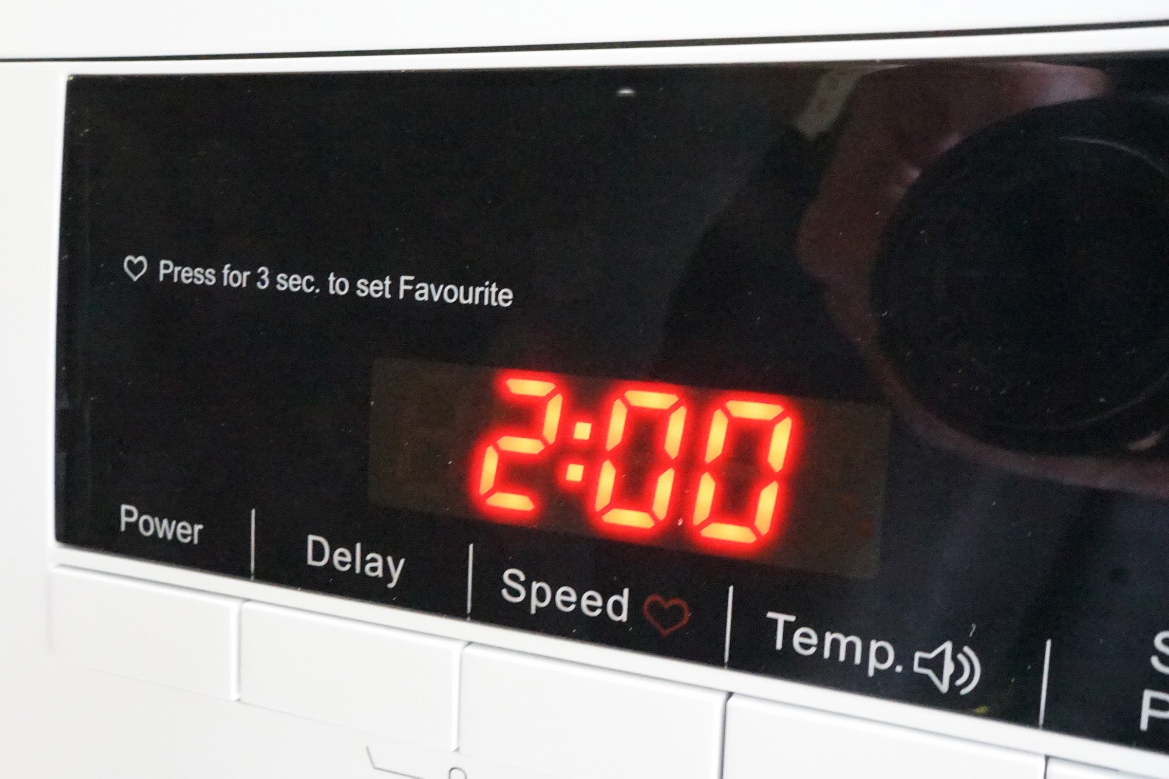 Display panel of Logik L814WM16 washing machine showing 2:00 wash time.