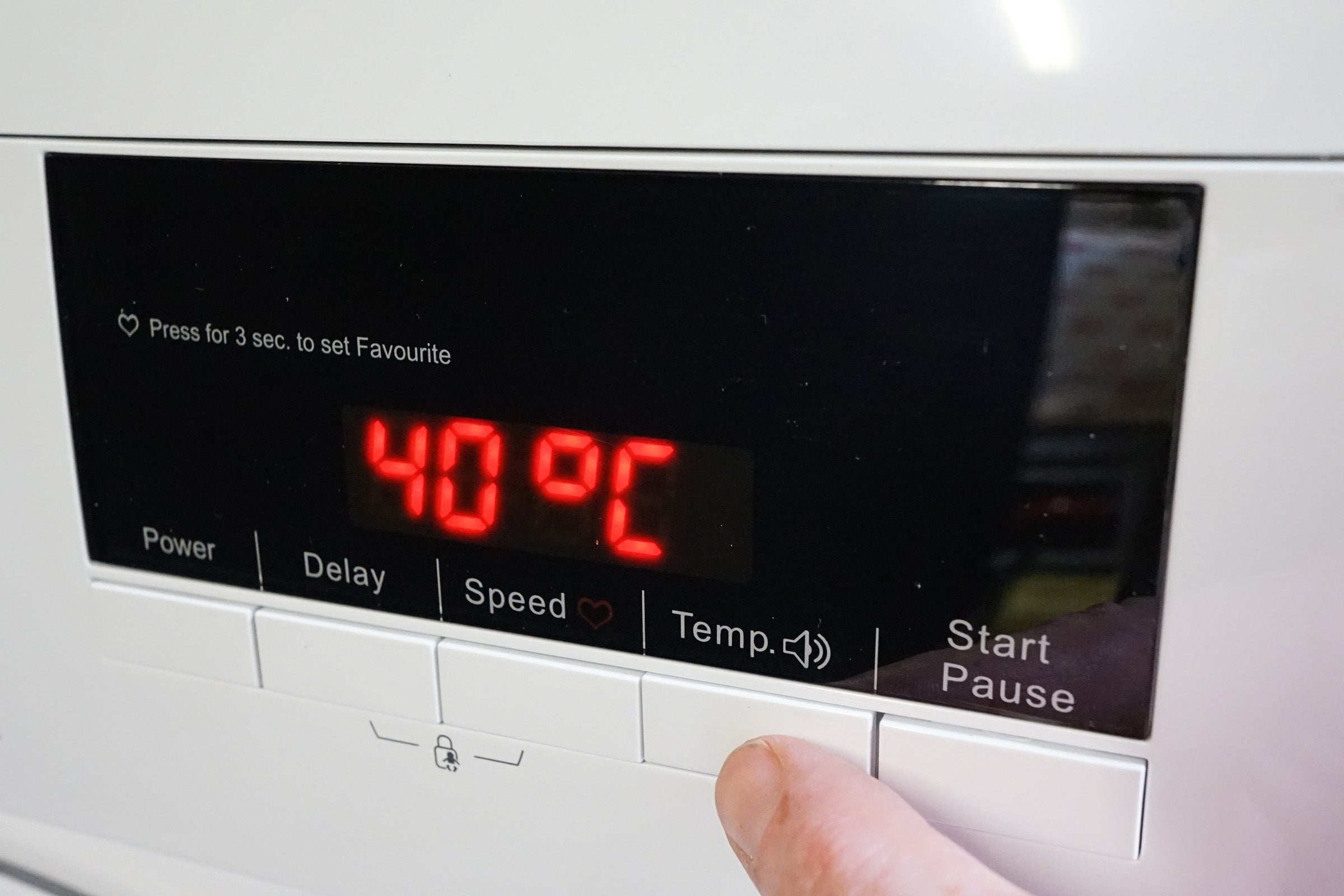 Logik washing machine control panel set to 40 degrees Celsius.