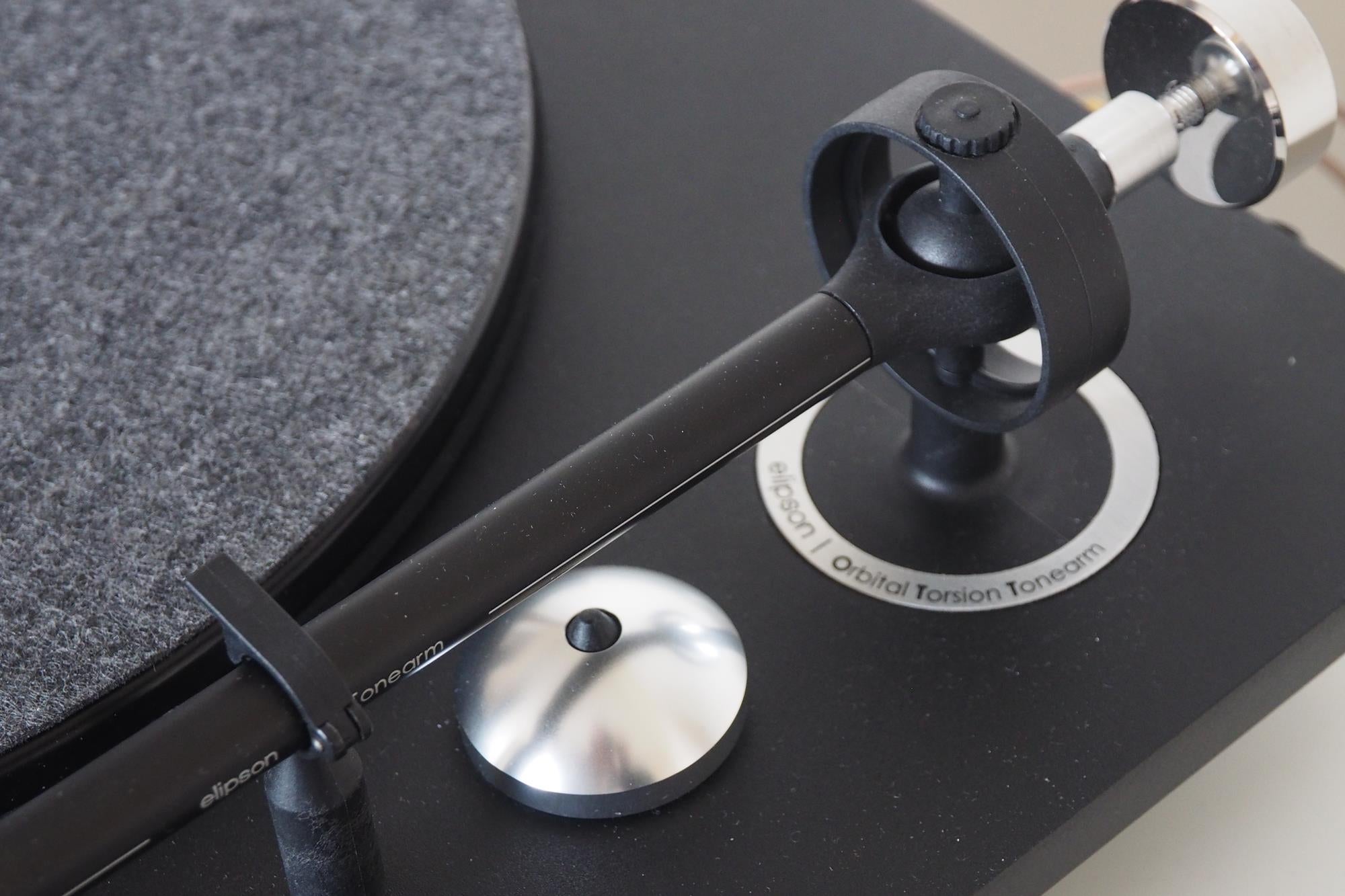 Close-up of Elipson Alpha 100 turntable tonearm and platter.