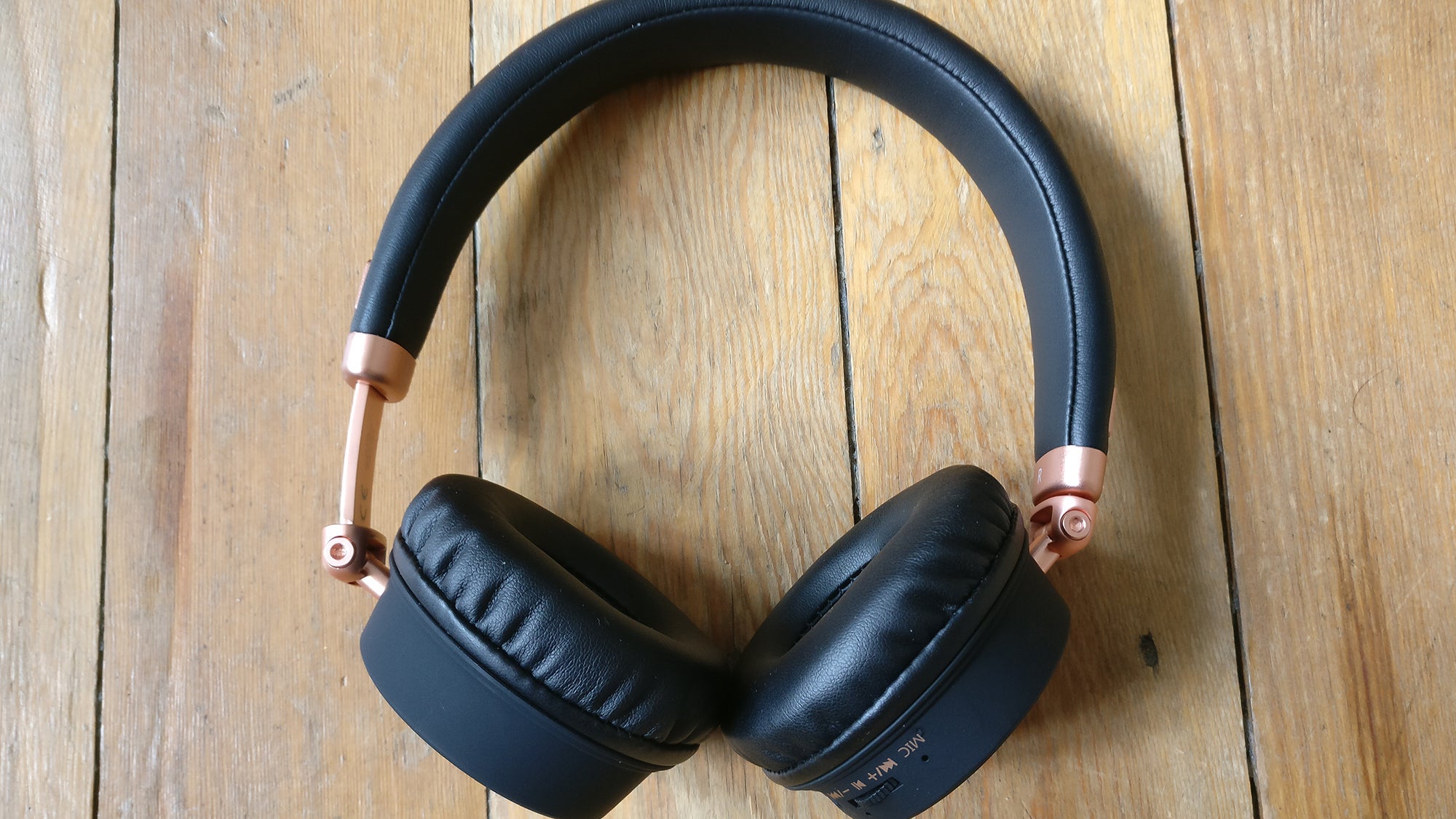 KitSound Harlem wireless headphones on wooden background.