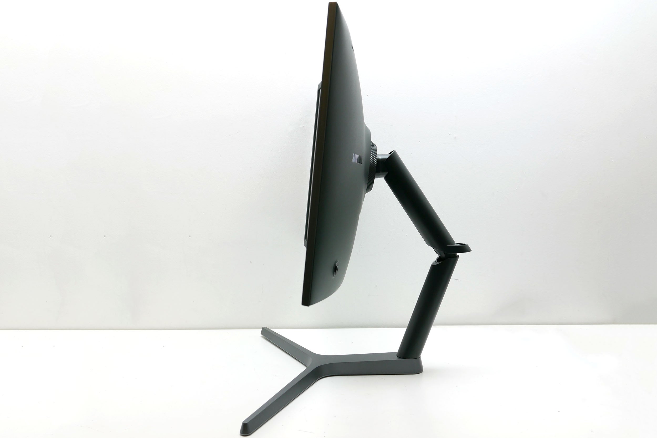 Side view of Samsung CHG70 gaming monitor on stand.Side view of Samsung CHG70 curved gaming monitor on stand.