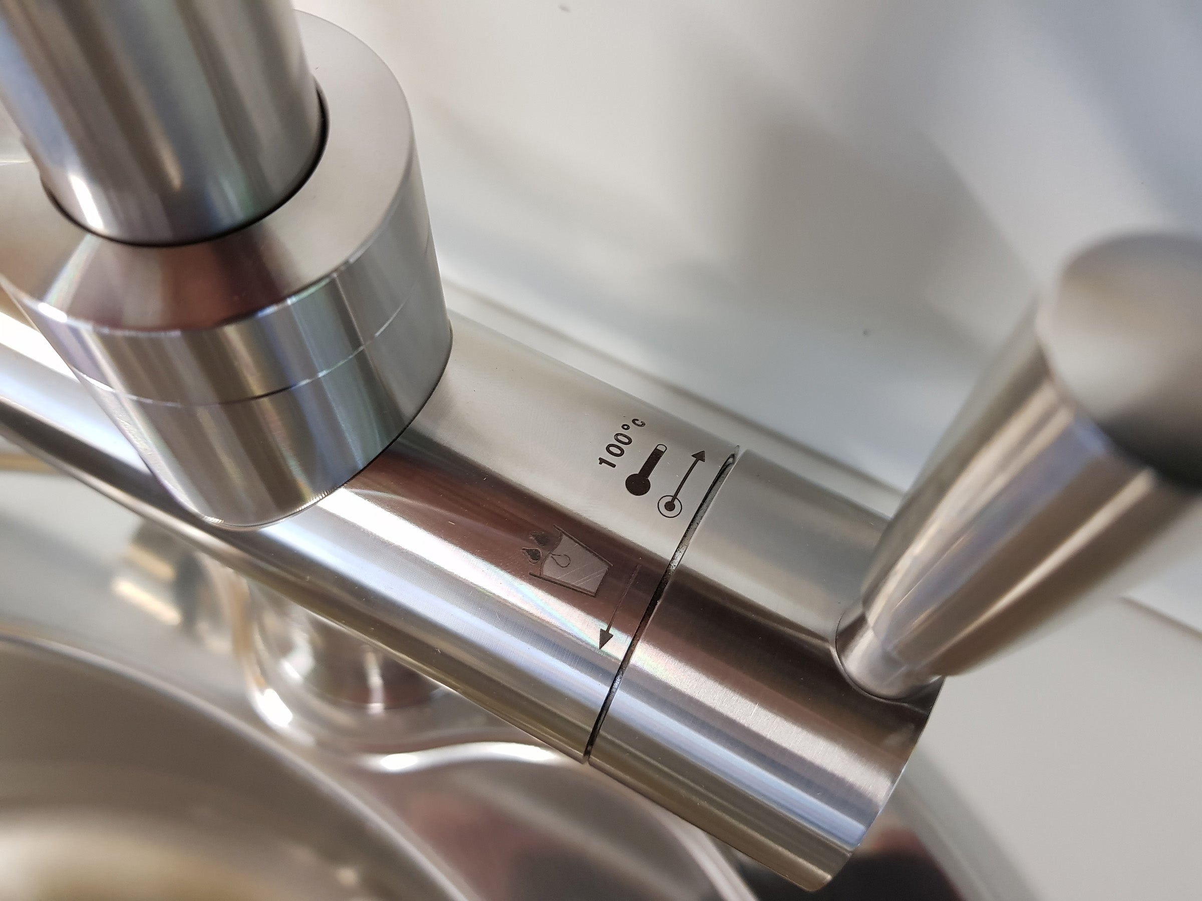 Close-up of Franke Omni 4-in-1 tap with temperature indicator.